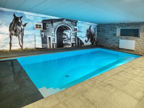 HeersにあるB&B Hoeve De Brieserの壁に馬が描かれたスイミングプール