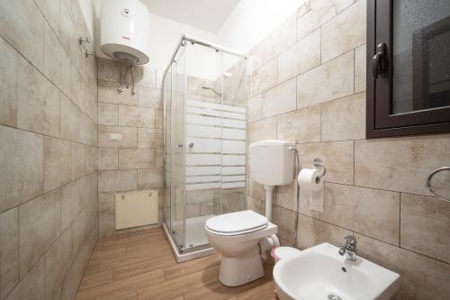 un bagno con un water e un lavandino di Le Vie del Centro B&B a Catania