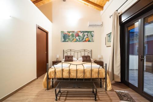 una camera da letto con un letto e una finestra di Le Vie del Centro B&B a Catania