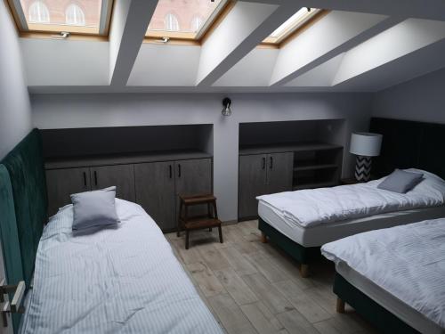 Tempat tidur dalam kamar di Apartamenty Rynek