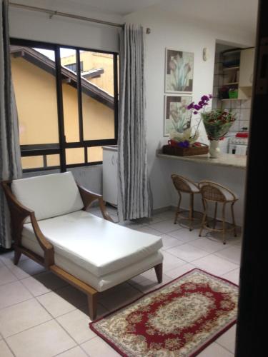 sala de estar con sofá y ventana en jurere, en Florianópolis