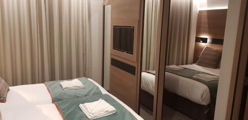 Ένα ή περισσότερα κρεβάτια σε δωμάτιο στο Merit Kensington Hotel