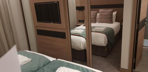 Ένα ή περισσότερα κρεβάτια σε δωμάτιο στο Merit Kensington Hotel