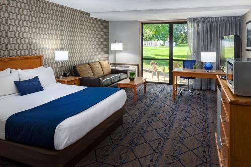 Postel nebo postele na pokoji v ubytování Lake Okoboji Resort and Conference Center