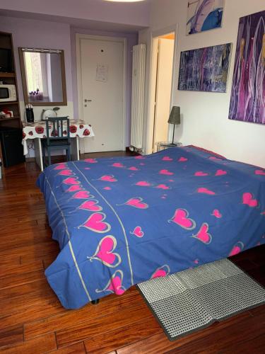 - une chambre dotée d'un lit bleu avec des oiseaux roses dans l'établissement BREAD & BUTTER, à Rome