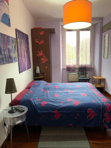 - une chambre avec un lit et une couette bleue dans l'établissement BREAD & BUTTER, à Rome