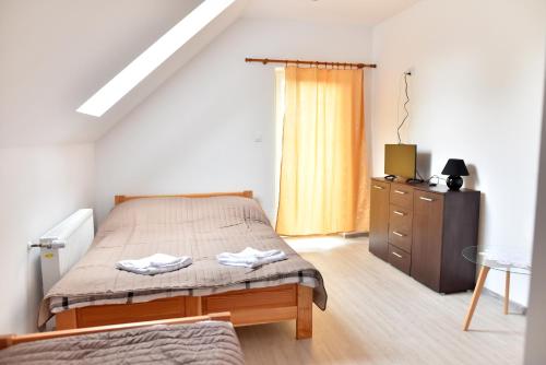 1 dormitorio con 1 cama, vestidor y ventana en Baza noclegi Bieszczady en Ustrzyki Dolne