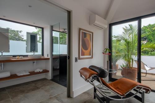 a bathroom with a chair and a mirror at Villa Paranaguá Hotel & Spa - Boutique Hotel in Rio de Janeiro