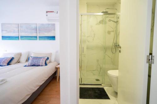 a bathroom with a shower and a bed and a toilet at Sé with Love- Sinta Braga como ela é. in Braga
