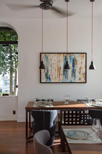 a dining room with a table and a painting on the wall at Villa Paranaguá Hotel & Spa - Boutique Hotel in Rio de Janeiro
