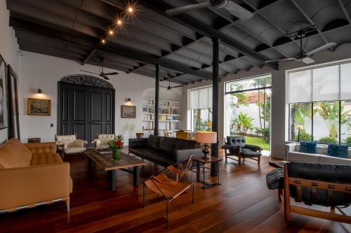 a living room with a couch and a table at Villa Paranaguá Hotel & Spa - Boutique Hotel in Rio de Janeiro
