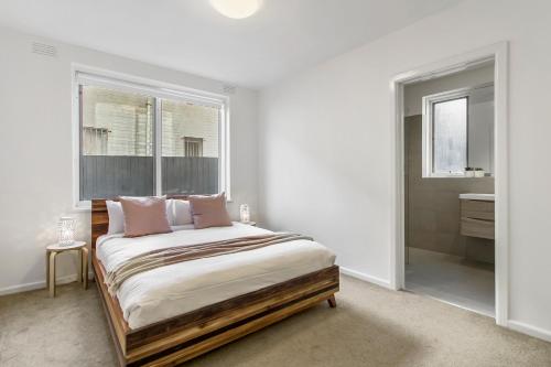 Una cama o camas en una habitación de Spacious apartment within minutes of Acland Street