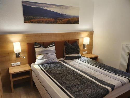 A bed or beds in a room at Enjoy Ferienwohnung Feldberg Grafenmatt