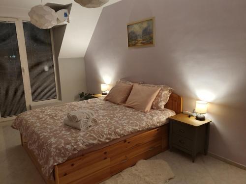 מיטה או מיטות בחדר ב-Malavi Square top center apartment! Comfort&clean!