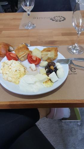 een bord met eieren en tomaten op tafel bij Malavi Square top center apartment! Comfort&clean! in Ruse