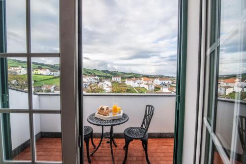 a table and chairs on a balcony with a view at Ramal House in Nordeste