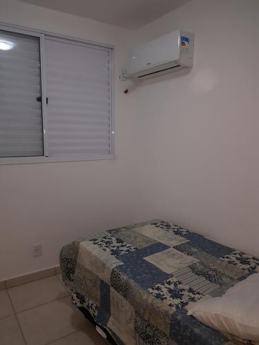a bedroom with a bed and a window at Apto 3 QUARTOS NA GLORIA - 102 in Macaé