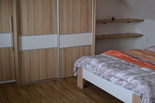 Rúm í herbergi á apartmán 2+1