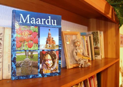 a shelf with books and pictures on it at Gabriel in Maardu