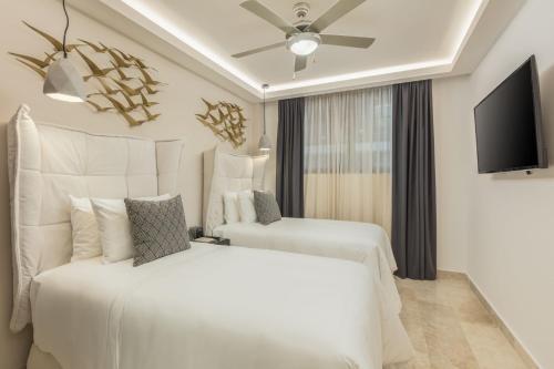 מיטה או מיטות בחדר ב-Serenity Grand Suites Hotel Boutique