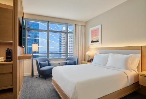 Säng eller sängar i ett rum på Hotel AKA Brickell Miami