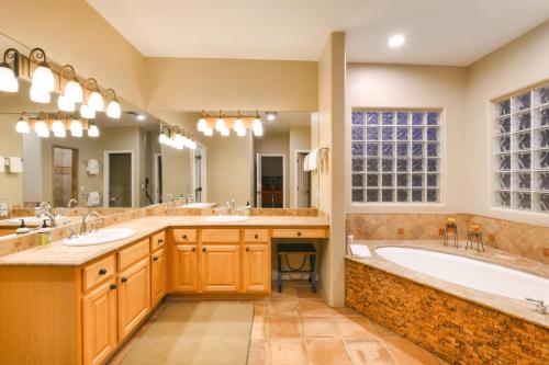duża łazienka z 2 umywalkami i wanną w obiekcie Rincon Shadows w mieście Tucson