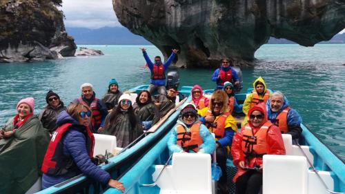 eine Gruppe von Menschen auf einem Boot im Wasser in der Unterkunft Turismo Don Hugo in Puerto Tranquilo