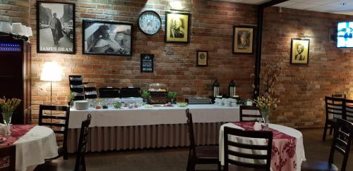 ein Esszimmer mit einem Tisch und einer Uhr an der Wand in der Unterkunft Amadeus Hotel Zielona Góra in Zielona Góra