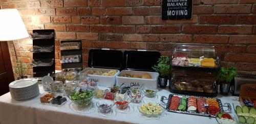 ein Tisch mit einem Buffet mit Speisen darauf in der Unterkunft Amadeus Hotel Zielona Góra in Zielona Góra