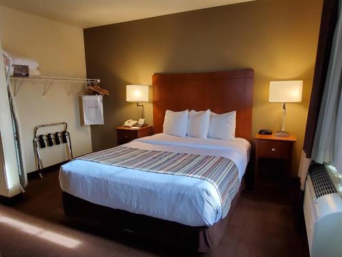 a hotel room with a large bed and two lamps at Country Inn & Suites by Radisson, Bend, OR in Bend