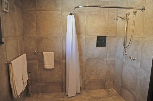 Ett badrum på HawkRidge Alpine Suite