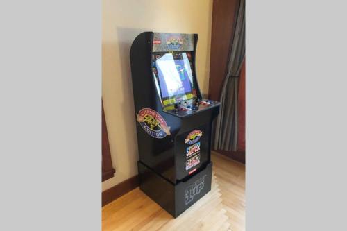 a video game machine in a room at La Villa du Notaire in Lévis
