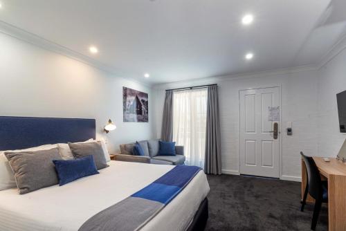 Ένα ή περισσότερα κρεβάτια σε δωμάτιο στο Town Square Motel