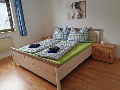 ein Schlafzimmer mit einem Bett mit zwei Schuhen drauf in der Unterkunft Ferienwohnung - Apartment Pichlarn Irdning in Aigen im Ennstal