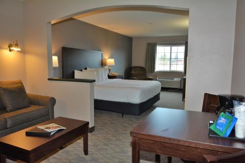 A seating area at FairBridge Inn & Suites DuPont