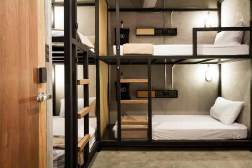 Un ou plusieurs lits superposés dans un hébergement de l'établissement BED STATION Hostel Ratchthewi