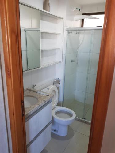 y baño con aseo, ducha y lavamanos. en Flat Decorado luxo em Boa Viagem junto ao Shopping, en Recife