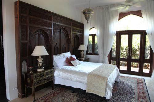 A bed or beds in a room at Jodha Bai Retreat