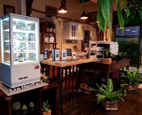 a shop with a counter with plants on it at Ban Thong U, The Landmark in Chiang Mai