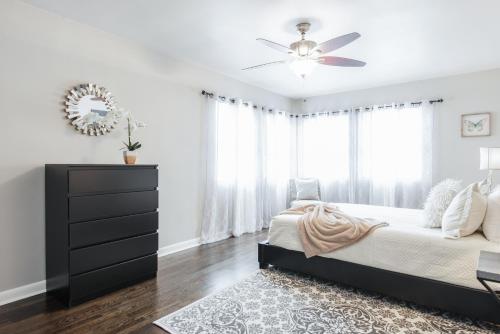 Postel nebo postele na pokoji v ubytování Stylish OneBedroom in Popular Virginia Highland