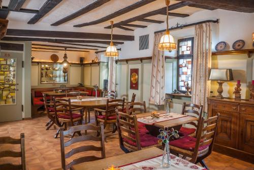 ein Restaurant mit Tischen und Stühlen in einem Zimmer in der Unterkunft Alte Weinstube Burg Eltz in Treis-Karden