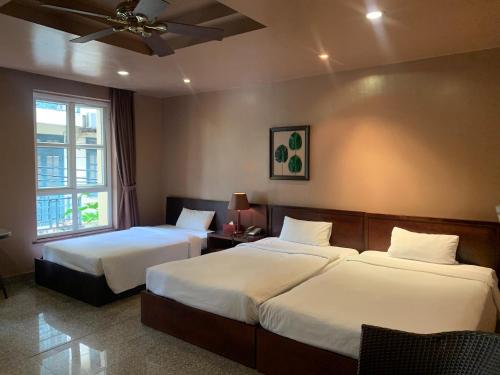 Кровать или кровати в номере L Hotel