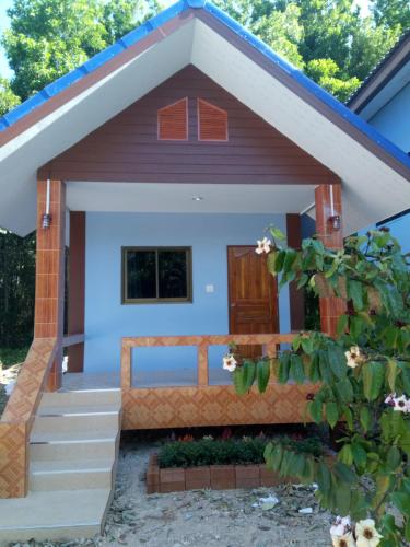 a small house with a porch at Yahle Villa เยห์เล่วิลล่า in Chao Lao Beach