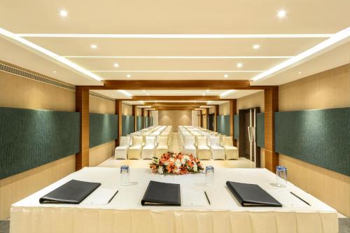 Grand Kakinada by GRT Hotelsにあるビジネスエリアまたは会議室