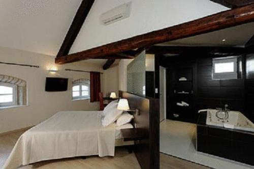 - une chambre avec un lit et une salle de bains pourvue d'un lavabo dans l'établissement Chateau Du Mont Joly, à Sampans