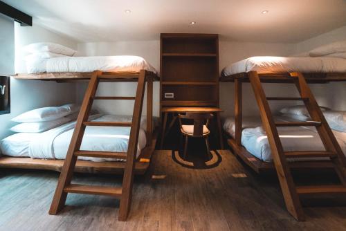 Katil dua tingkat atau katil-katil dua tingkat dalam bilik di Detox and Spa Package - The Istana