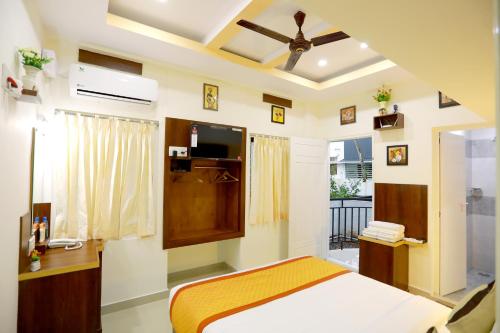 1 dormitorio con 1 cama y ventilador de techo en Base9 Cochin Airport Hotel, en Nedumbassery