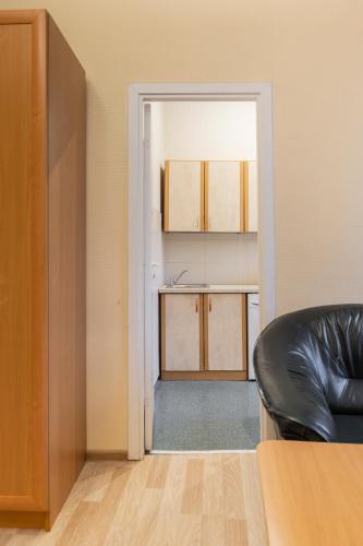 a room with a door leading to a kitchen at Pigi nakvyne in Šiauliai