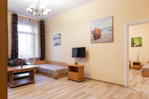 a bedroom with a bed and a tv in a room at Pigi nakvyne in Šiauliai