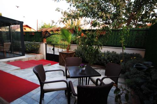 a patio with a table and chairs and a fence at Lagun Palas in Yalova